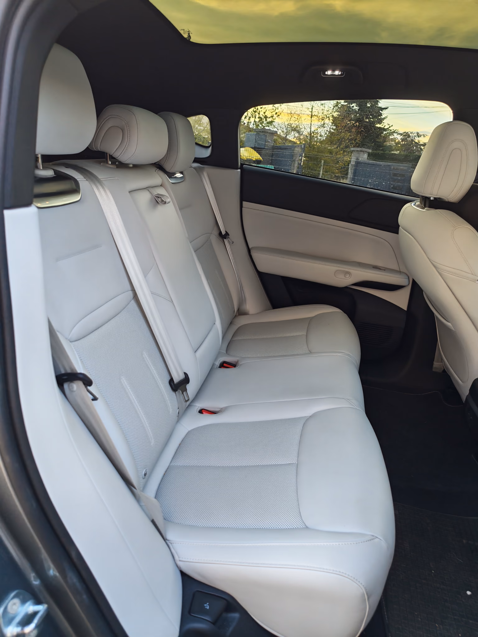 Espace passagers du véhicule XPENG : banquette arrière et intérieur clair